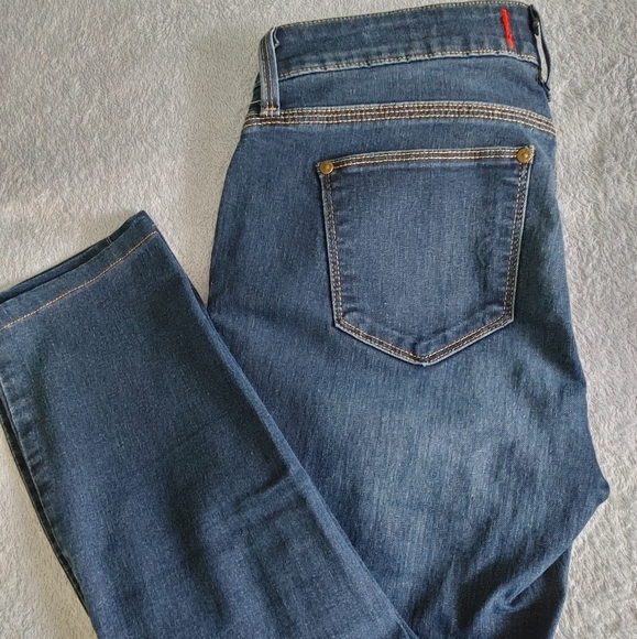 *SOLD* GUESS Jeans - Picture 5 of 6
